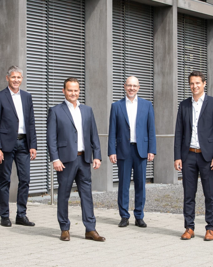 Gemeinsam mit dem vorgeschriebenen Abstand für Rhomberg Bau: Das neue Führungsteam Matthias Moosbrugger, Martin Summer, Gerhard Vonbank, Jürgen Jussel, Tobias Vonach und Rupert Grienberger (v. l. n. r.).
Quelle: Walser Image
 Gemeinsam mit dem vorgeschriebenen Abstand für Rhomberg Bau: Das neue Führungsteam Matthias Moosbrugger, Martin Summer, Gerhard Vonbank, Jürgen Jussel, Tobias Vonach und Rupert Grienberger (v. l. n. r.).
Quelle: Walser Image